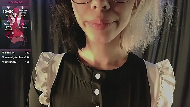 Layla Muur online show from April 24, 2:19 pm