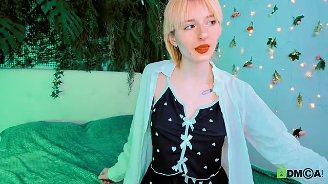 Kira  Cutie online show from May 3, 9:10 pm