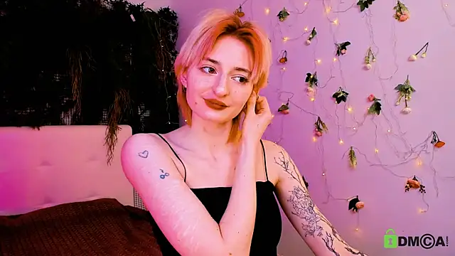 Snapshot of Kira__Cutie chatting on May 16, 12:29 am Kira Cutie online show from May 16, 12:29 am
