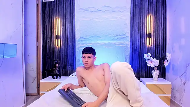 Snapshot of Apolo_jonnes chatting on April 7, 2:23 am Apolo jonnes online show from April 7, 2:23 am