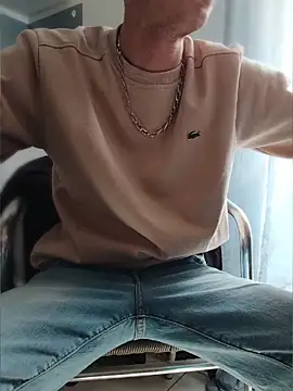 Snapshot of Skinboy06 chatting on March 19, 12:20 pm Skinboy06 online show from March 19, 12:20 pm