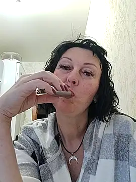 Snapshot of HelgaDennis chatting on April 11, 3:33 am HelgaDennis online show from April 11, 3:33 am