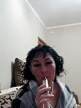 Snapshot of HelgaDennis chatting on April 19, 12:11 am HelgaDennis online show from April 19, 12:11 am