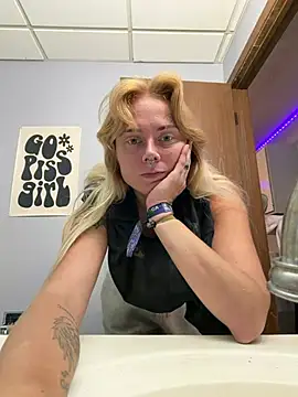 Snapshot of skinnyvan1lla chatting on August 5, 7:11 am skinnyvan1lla online show from August 5, 7:11 am