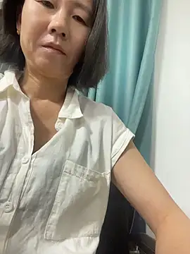 Snapshot of lilysister66 chatting on June 14, 4:42 pm lilysister66 online show from June 14, 4:42 pm