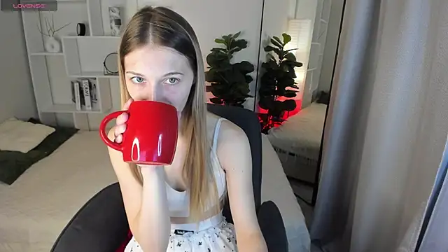 Snapshot of LauraPurr chatting on May 25, 6:08 am LauraPurr online show from May 25, 6:08 am