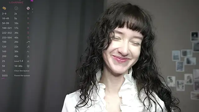 Snapshot of DellaLeck chatting on July 8, 8:35 pm DellaLeck online show from July 8, 8:35 pm