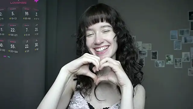 Snapshot of DellaLeck chatting on August 2, 9:35 pm DellaLeck online show from August 2, 9:35 pm