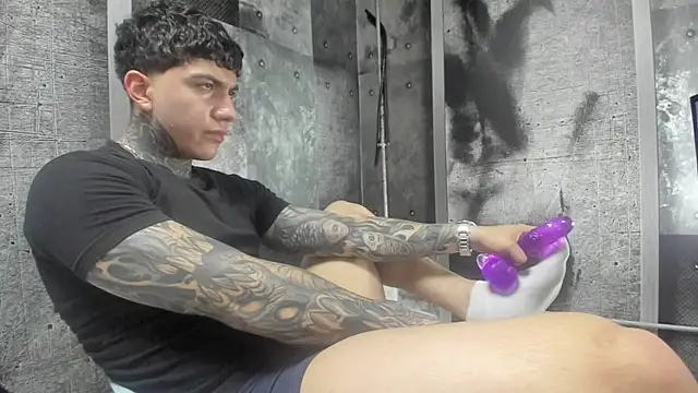 Snapshot of Gury_tattoo chatting on May 15, 7:21 pm Gury tattoo online show from May 15, 7:21 pm