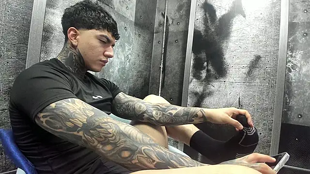 Snapshot of Gury_tattoo chatting on June 5, 8:47 pm Gury tattoo online show from June 5, 8:47 pm