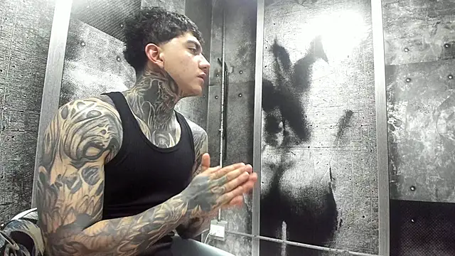 Snapshot of Gury_tattoo chatting on June 10, 8:08 pm Gury tattoo online show from June 10, 8:08 pm