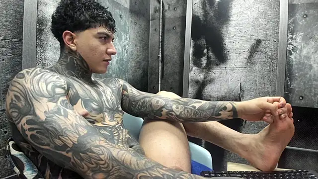 Snapshot of Gury_tattoo chatting on June 11, 1:05 am Gury tattoo online show from June 11, 1:05 am