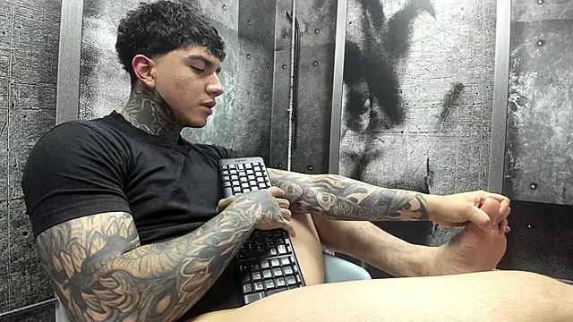 Snapshot of Gury_tattoo chatting on June 11, 7:34 pm Gury tattoo online show from June 11, 7:34 pm