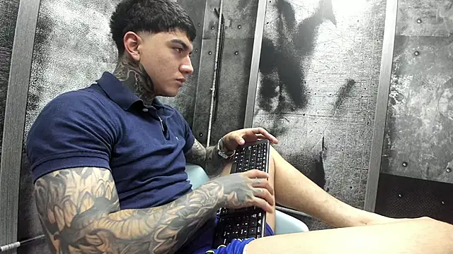 Snapshot of Gury_tattoo chatting on June 12, 11:35 pm Gury tattoo online show from June 12, 11:35 pm