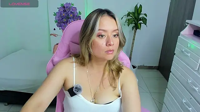 Snapshot of Ari_Angel23 chatting on June 27, 5:34 am Ari Angel23 online show from June 27, 5:34 am