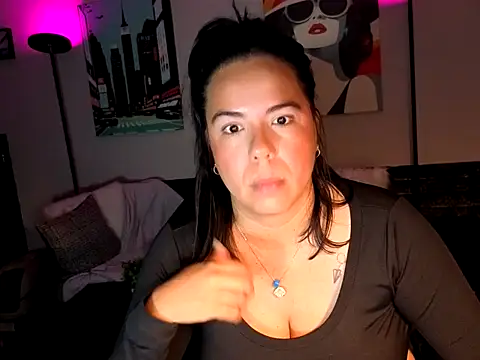 Snapshot of HannaJonns chatting on May 1, 12:43 pm HannaJonns online show from May 1, 12:43 pm