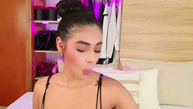 Snapshot of Rossie_Blooms chatting on May 1, 9:52 pm Rossie Blooms online show from May 1, 9:52 pm