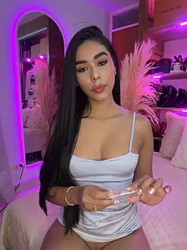 Snapshot of Rossie_Blooms chatting on May 4, 7:32 pm Rossie Blooms online show from May 4, 7:32 pm