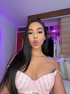 Snapshot of Rossie_Blooms chatting on May 14, 10:38 pm Rossie Blooms online show from May 14, 10:38 pm