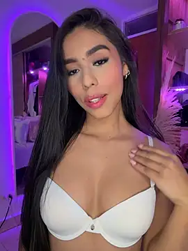 Snapshot of Rossie_Blooms chatting on May 15, 11:34 pm Rossie Blooms online show from May 15, 11:34 pm