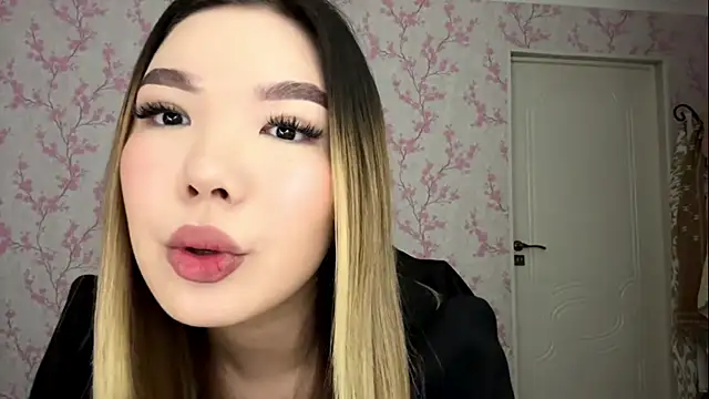 MadeleneStoesz online show from March 23, 5:44 am