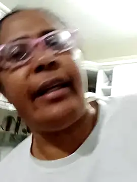 Snapshot of sexymomsn chatting on May 13, 11:33 pm sexymomsn online show from May 13, 11:33 pm