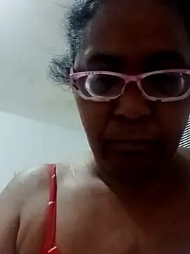 Snapshot of sexymomsn chatting on June 22, 11:18 am sexymomsn online show from June 22, 11:18 am