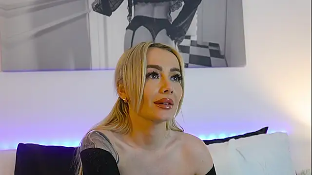 Snapshot of FrancescaGrayy chatting on May 13, 8:27 pm FrancescaGrayy online show from May 13, 8:27 pm