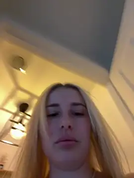 EloiseeUKK online show from March 24, 7:24 am