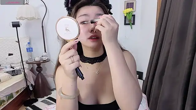 Snapshot of DAHLiA95 chatting on May 7, 7:14 am DAHLiA95 online show from May 7, 7:14 am