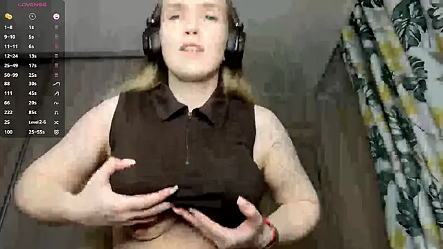 Snapshot of DenitaSpace chatting on April 29, 2:43 pm DenitaSpace online show from April 29, 2:43 pm