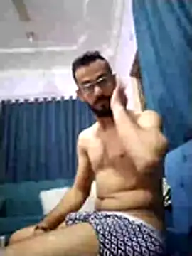 Snapshot of Alimohamed08 chatting on April 8, 8:31 pm Alimohamed08 online show from April 8, 8:31 pm
