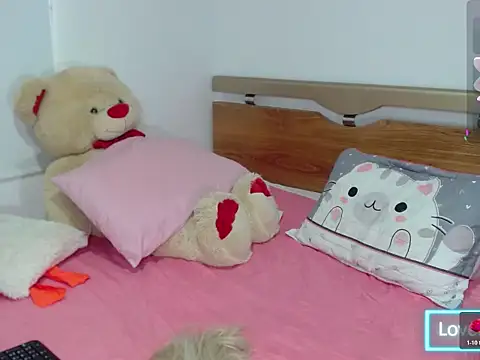 Snapshot of honey-blossom chatting on April 4, 6:49 pm honey-blossom online show from April 4, 6:49 pm