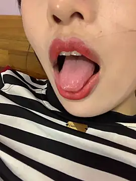Snapshot of Sapphire-zz chatting on April 30, 1:17 pm Sapphire-zz online show from April 30, 1:17 pm