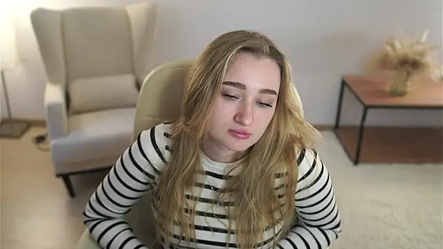 Snapshot of VioletteClaire chatting on March 25, 11:05 am VioletteClaire online show from March 25, 11:05 am