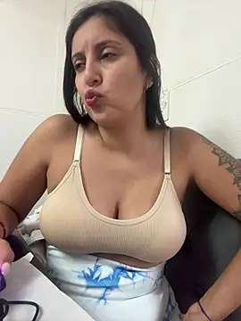 Snapshot of jimenamime chatting on April 7, 11:32 am jimenamime online show from April 7, 11:32 am