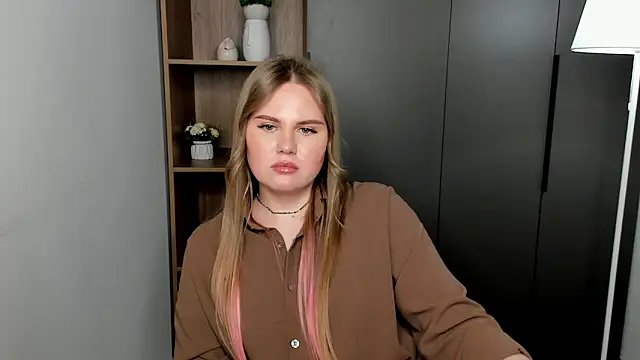 Snapshot of PaulinaBigley chatting on April 1, 9:43 am PaulinaBigley online show from April 1, 9:43 am