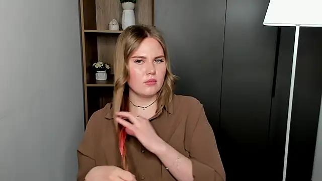 Snapshot of PaulinaBigley chatting on April 1, 1:41 pm PaulinaBigley online show from April 1, 1:41 pm