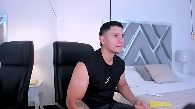 Snapshot of Chriss_Diamond chatting on April 5, 9:12 pm Chriss Diamond online show from April 5, 9:12 pm