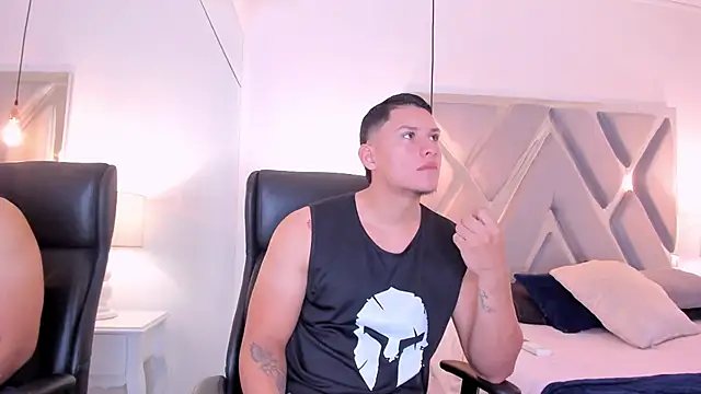 Snapshot of Chriss_Diamond chatting on April 19, 8:11 pm Chriss Diamond online show from April 19, 8:11 pm