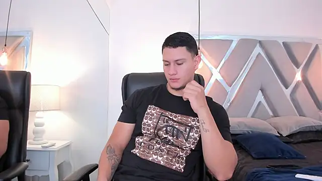 Snapshot of Chriss_Diamond chatting on April 26, 8:17 pm Chriss Diamond online show from April 26, 8:17 pm