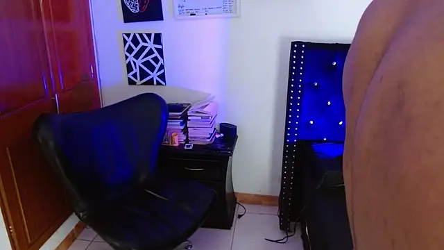 romanpearce  online show from April 17, 9:07 pm