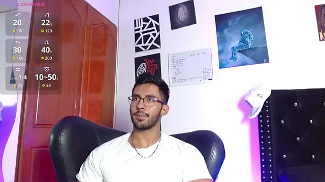 Snapshot of romanpearce_ chatting on May 26, 2:07 am romanpearce online show from May 26, 2:07 am