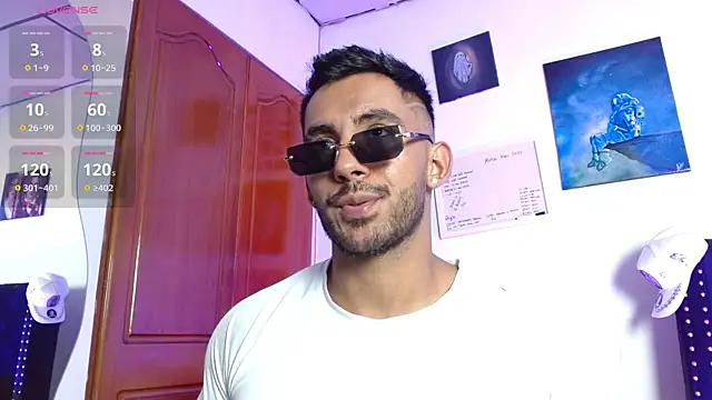Snapshot of romanpearce_ chatting on June 1, 8:54 pm romanpearce online show from June 1, 8:54 pm