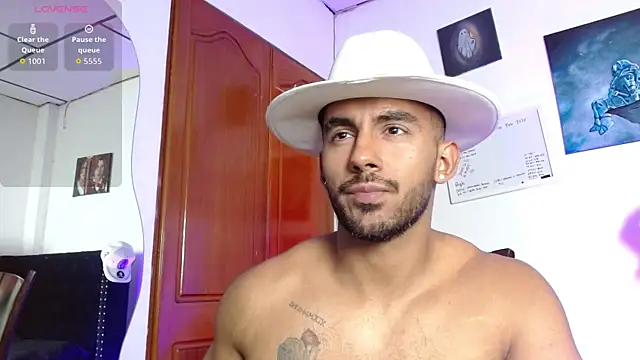 Snapshot of romanpearce_ chatting on June 5, 8:03 pm romanpearce online show from June 5, 8:03 pm