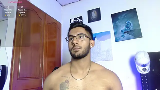 Snapshot of romanpearce_ chatting on June 22, 8:28 pm romanpearce online show from June 22, 8:28 pm