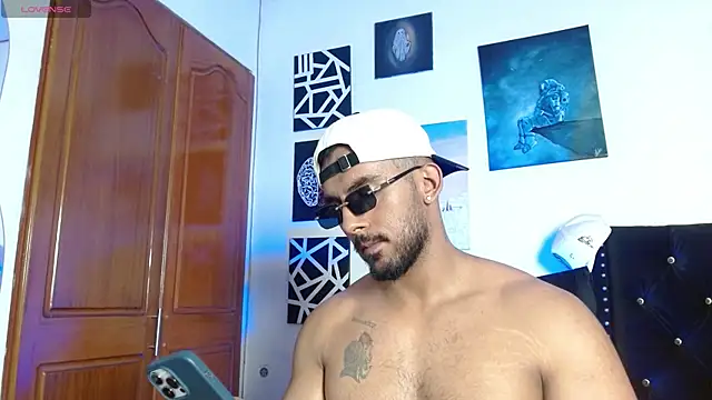 Snapshot of romanpearce_ chatting on July 4, 8:37 pm romanpearce online show from July 4, 8:37 pm