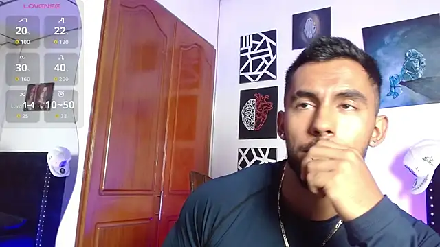 Snapshot of romanpearce_ chatting on July 7, 5:39 pm romanpearce online show from July 7, 5:39 pm