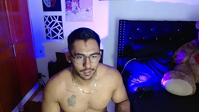 Snapshot of romanpearce_ chatting on July 11, 7:38 pm romanpearce online show from July 11, 7:38 pm