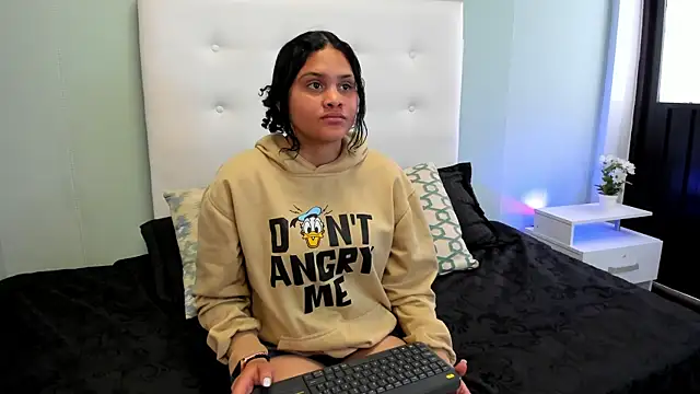 ZoeRiveers online show from March 26, 8:36 pm